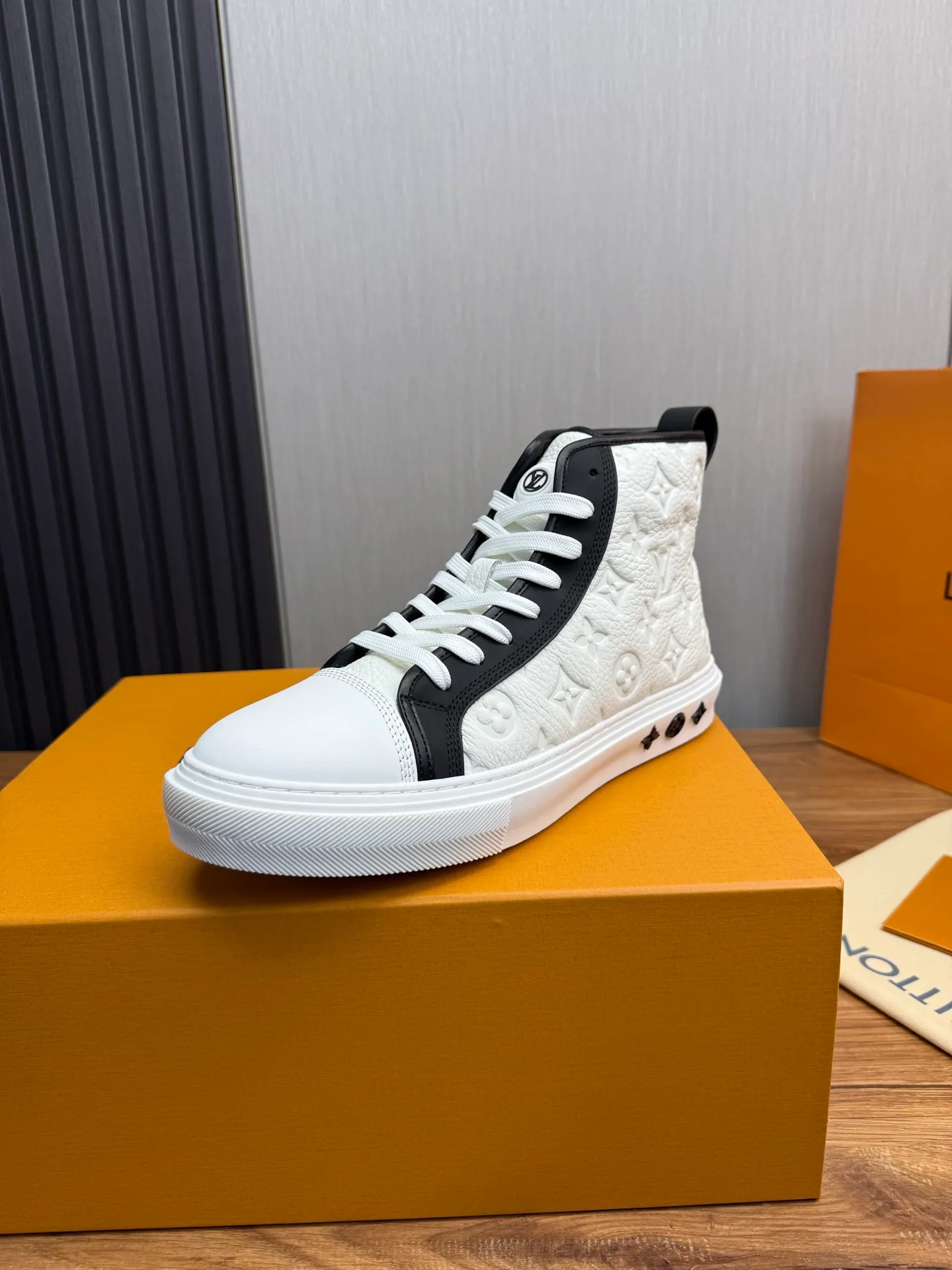 Men's shoes 💰840💰 LOUIS VUITTON [Luden Yiwei] The new trendy Lv is on the market 🎁, casual and fashionable men's shoes 👟 1:1 shipment ⬆️The upper is made of imported cowhide + cowhide mesh lining, the original wear-resistant rubber outsole, the version is simple and elegant, exclusive for trendy men. 38-45 (38.45 is non-refundable if made to order)